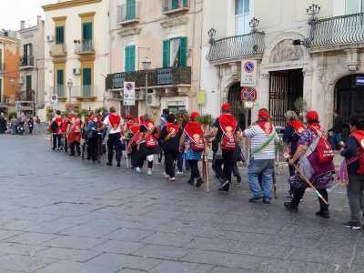 ... citt� di origine di numerosi ziaz� che almeno due volte l�anno giungono a Bari per venerare il santo patrono